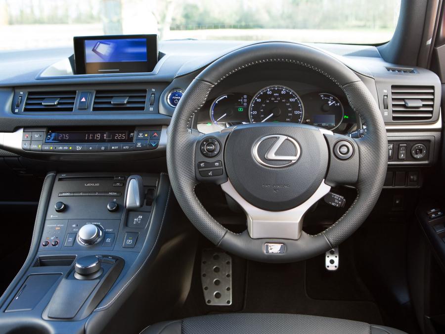  Lexus CT200h F-Sport 2014 года  (UK) (фото 10 из 23)